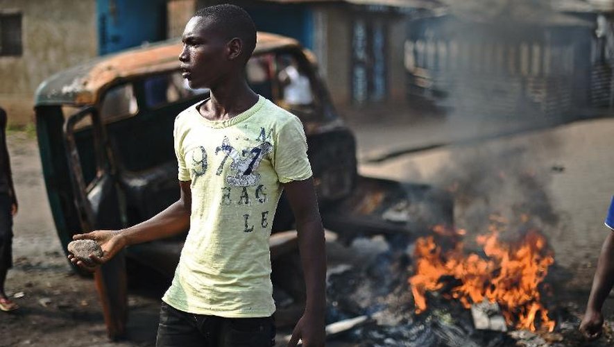 Un manifestant hostile au 3e mandat du président Pierre Nkurunziza, le 26 mai 2015 dans la banlieue de Bujumbura