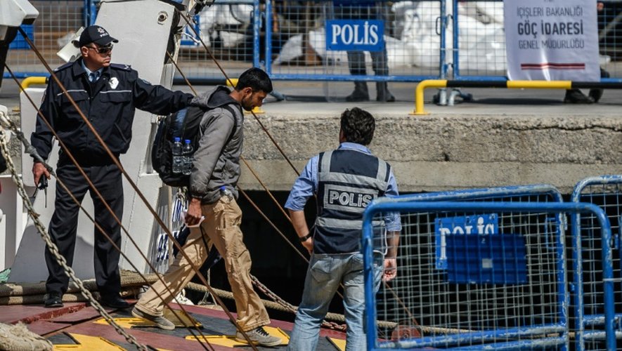 Arrivée au port turc de Dikili d'un ferry transportant des migrants en provenance de Grèce, le 4 avril 2016