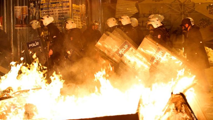 La police anti-émeutes turque derrière des barricades le 12 mars 2014 à Istanbul