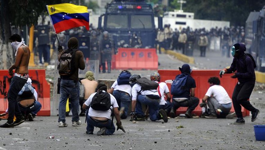 Des étudiants et des manifestants vénézuéliens affrontent à la police à Caracas le 12 mars 2014