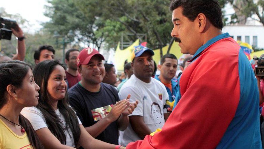 Le président Nicolas Maduro félicite des partisans à Caracas le 12 mars 2014