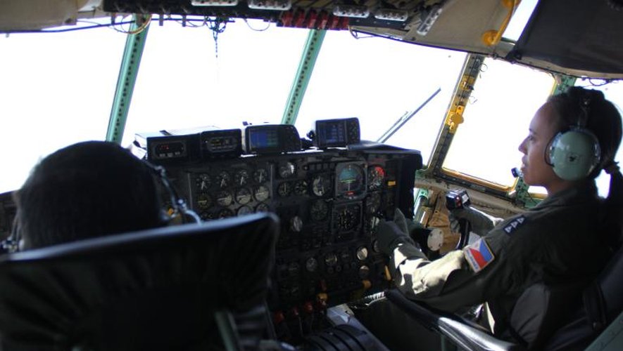 Le personnel de l'aviation philippine cherchent des traces du Boeing malaisien disparu le 11 mars 2014