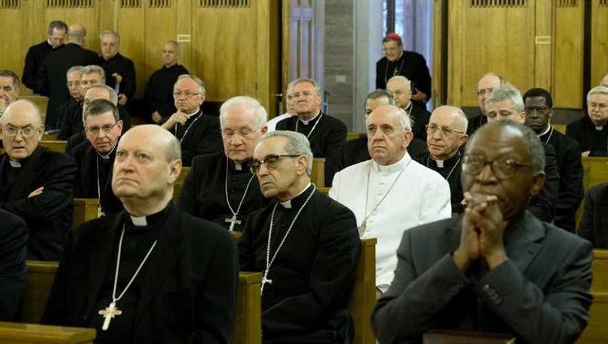 Photo fournie le 10 mars 2014 par le Vatican montrant le Pape François lors de sa retraite près de Rome, le 9 mars 2014