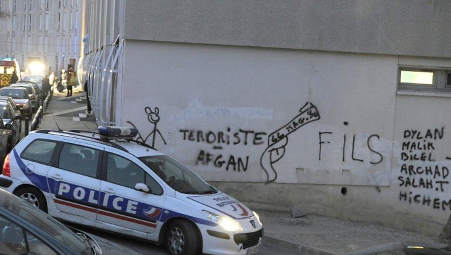 Des membres de la police technique et scientifique après une fusillade le 22 décembre 2011 à la cité de la Castellane à Marseille