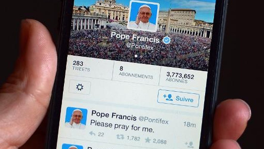 Le tweet du pape sur un téléphone le 13 mars 2014 à Rome