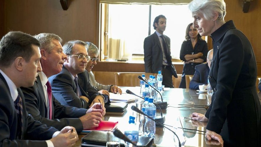 Photo transmise par le service de presse de ONU  de diplomates russes (g) en discussion avec la sous secrétaire d'Etat aux Affaires politiques, Wendy Sherman, le 5 juin 2013 à Genève