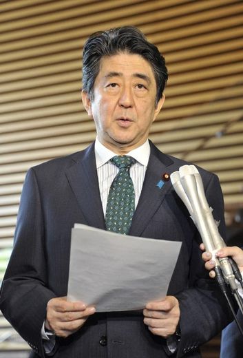 Le Premier ministre japonais Shizo Abe s'exprime sur l'éruption volcanique depuis sa résidence officielle à Tokyo, le 29 mai 2015