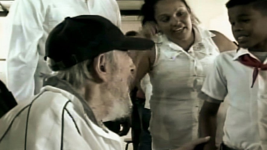 Capture d'écran de la TV cubaine montrant Fidel Castro le 7 avril 2016 dans une école de La Havane