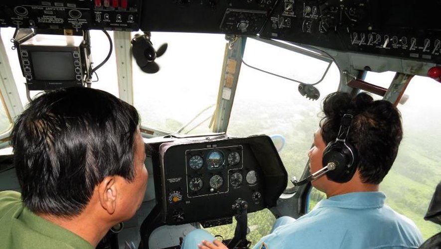 Des aviateurs vietnamiens lors d'une opération de recherche du Boeing le 13 mars 2014 dans la province de Ca Mau