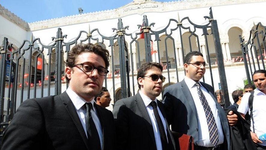 Les avocats des trois Femen qui comparaissent à Tunis arrivent au tribunal, le 5 juin 2013
