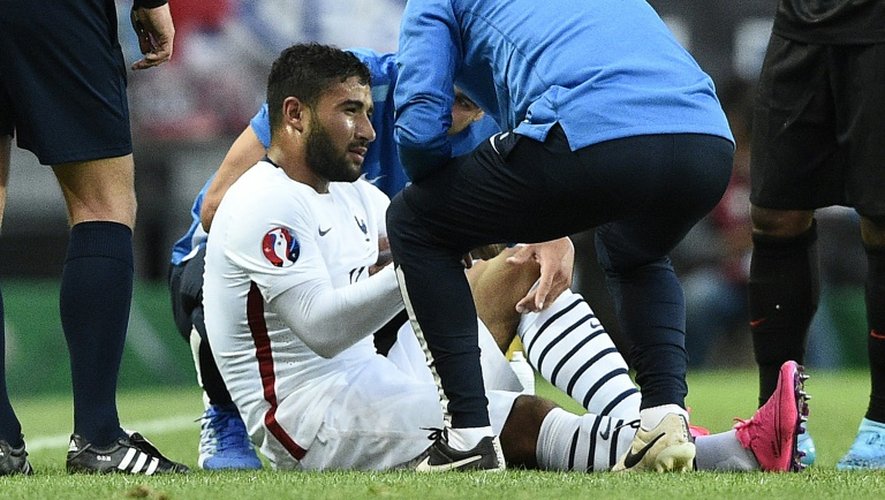 L'attaquant de l'équipe de France Nabil Fekir victime d'une rupture du ligament croisé, en amical face au Portugal, le 4 septembre 2015 à Lisbonne