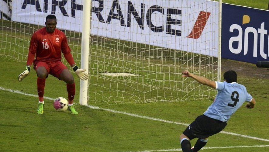 L'attaquant Uruguayen Luis Suarez inscrit le seul but de la rencontre contre le France au stade Centenario à Montevideo, le 5 juin 2013