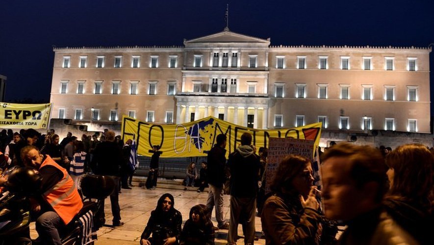 Des Grecs manifestent contre les mesures d'austérité devant le Parlement, à Athènes, le 31 mars 2013
