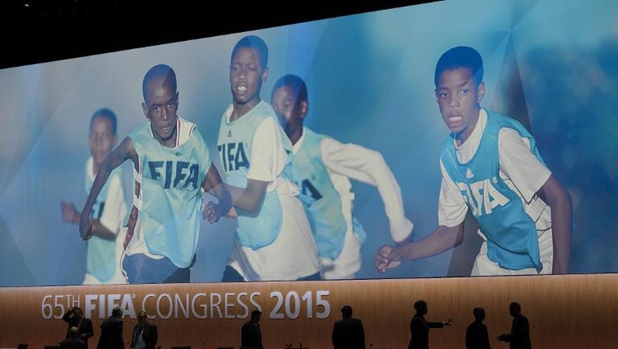 Des délégués de la Fifa assistant au 65e congrès quittent la salle de conférence le temps d'une pause dans les débats.