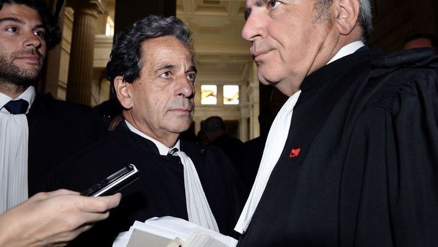 L'avocat de Nicolas Sarkozy, Thierry Herzog (d), arrive le 6 juin 2013 à la cour d'appel de Bordeaux