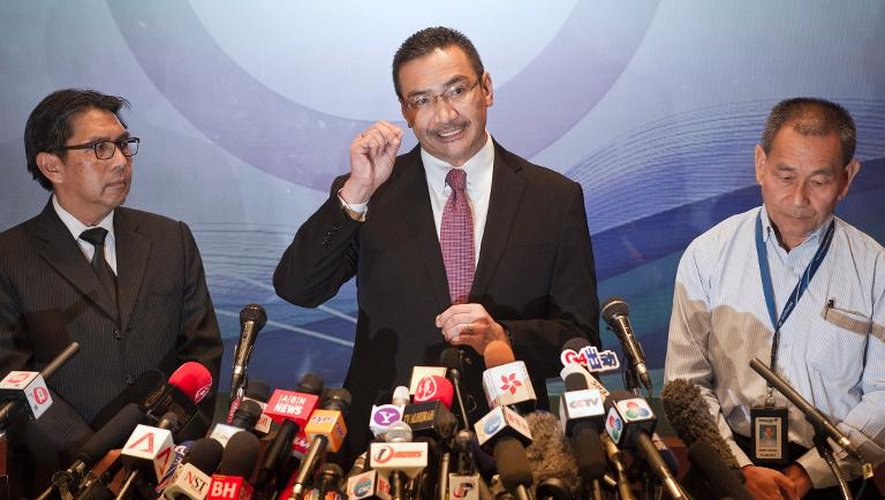 Le ministre de la défense malaisien, Hishammuddin Hussein (centre) répond aux questions des journalistes à Kuala Lumpur le 13 mars 2014