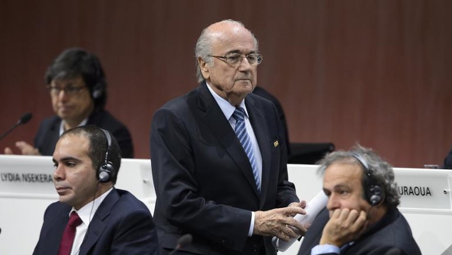 Le président de la Fifa Sepp Blatter devant son adversaire le prince Ali bin al Hussein et le président de l'UEFA Michel Platini à l'ouverture du 65ème congrès de la Fifa