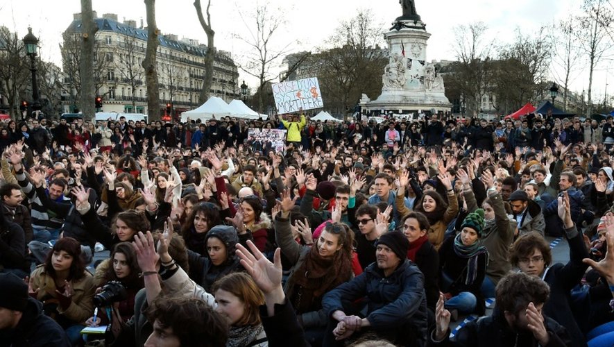 Des centaines de personne rassemblées pour la "Nuit debout" le 7 avril 2016 place de la République à Paris