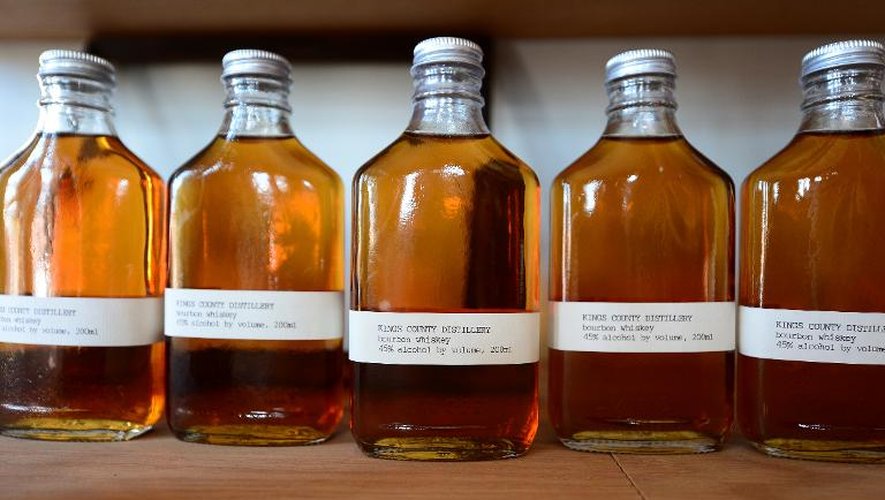 Les flacons de whisky de la distillerie artisanale Kings County à New York, le 22 septembre 2012. Depuis la création de cette société en 2010 par deux copains de fac, une douzaine d'autres se sont lancées à New York