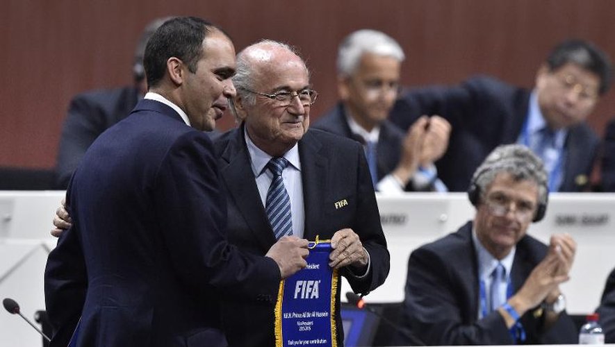 Les deux candidats en lice pour la présidence de la Fifa: le sortant Sepp Blatter (d) et le prince jordanien Ali bin al Hussein