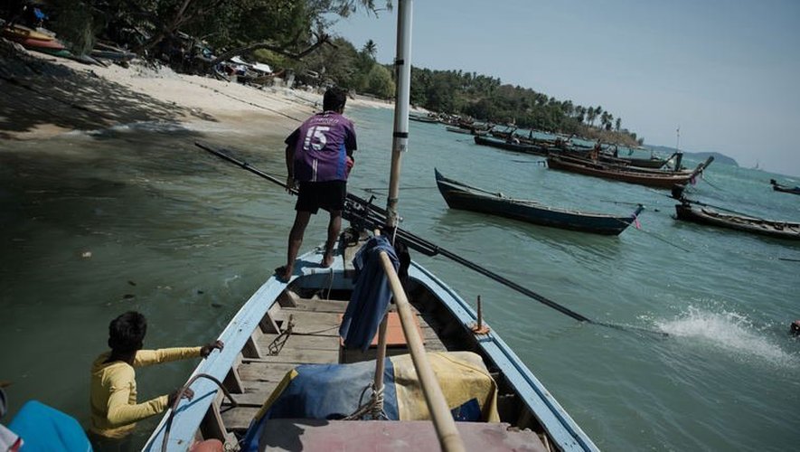 Des hommes de la minorité Chao Lay le 16 février 2013 sur leur bateau à Rawai, dans le sud de la Thaïlande