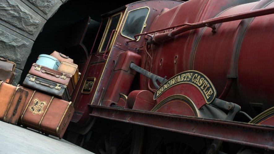 Le fameux train qui mène les sorciers à Poudlard, lors de la grande inauguration du nouveau parc à thème Harry Potter, à Hollywood, le 7 avril 2016
