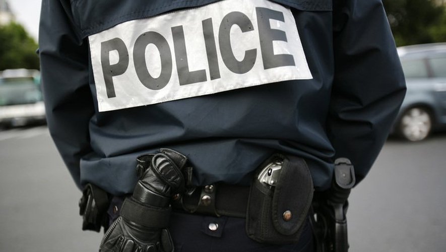Un policier en faction à Paris