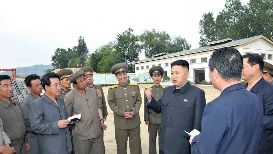 Photo non datée transmise  le 5 juin 2013 par l'agence KCNA montrant le leader nord-coréen Kim Jong-Un (D) visitant une ferme dan la province de Kangwon