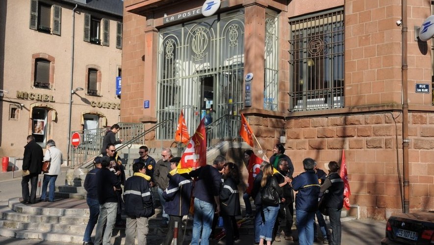 Dégradations des conditions de travail : inquiets, les postiers manifestent devant La Poste de Rodez.