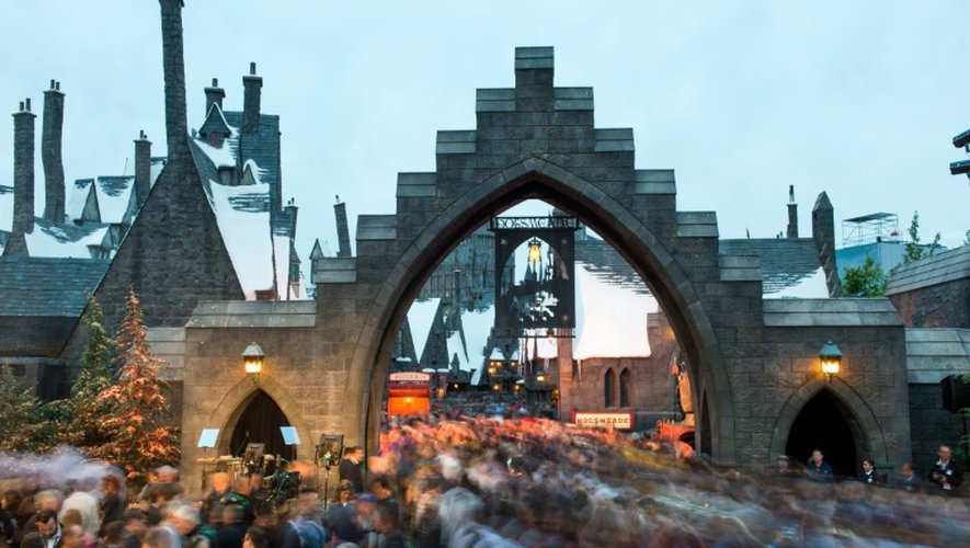Les fans de l'univers d'Harry Potter se pressent pour inaugurer le mini-parc à thème consacré au célèbre sorcier dans les studios Universal, à Hollywood, le 7 avril 2016