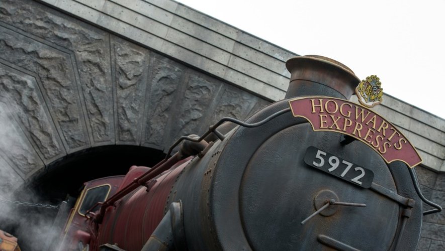 Le fameux train qui mène les sorciers à Poudlard, lors de la grande inauguration du nouveau parc à thème Harry Potter, à Hollywood, le 7 avril 2016