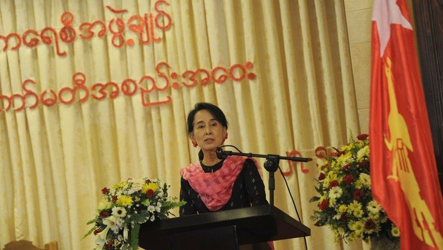 La chef de l'opposition birmane Aung San Suu Kyi s'exprime le 27 mai 2013 lors d'une réunion de son parti à Rangoon