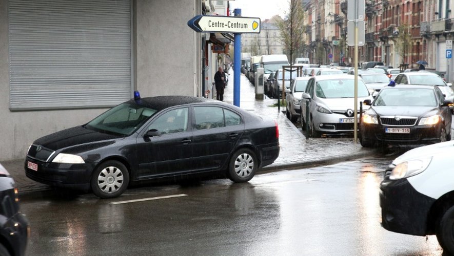 Des cars de police dans les rues de Bruxelles le 8 avril 2016 mènent une opération pour rechercher des suspects des attentats de Paris dont Mohamed Abrini