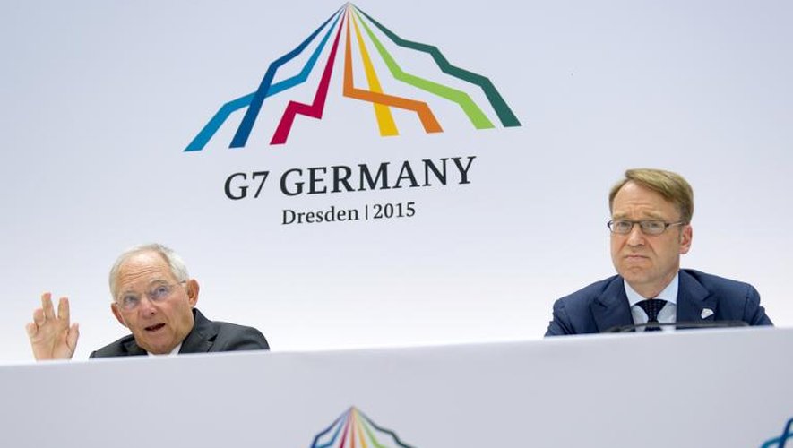 Le ministre allemand des finances, Wolfgang Schaeuble (g) et le directeur de la Banque fédérale allemande, Jens Weidmann (d), lors d'une conférence de presse à la fin du G7 à Dresde, le 29 mai 2015