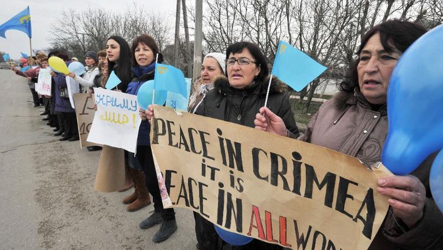 Des femmes brandissent des drapeaux tatars réclamant la paix en Crimée à Simferopol le 8 mars 2014