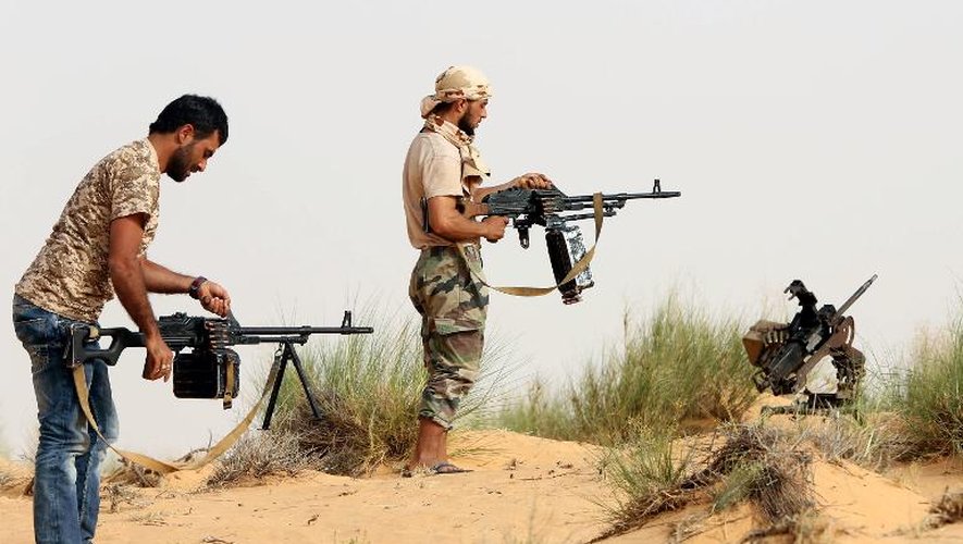 Des combattants de la milice Fajr Libya au cours d'affrontements avec les forces loyalistes, à l'ouest de Tripoli le 25 mai 2015