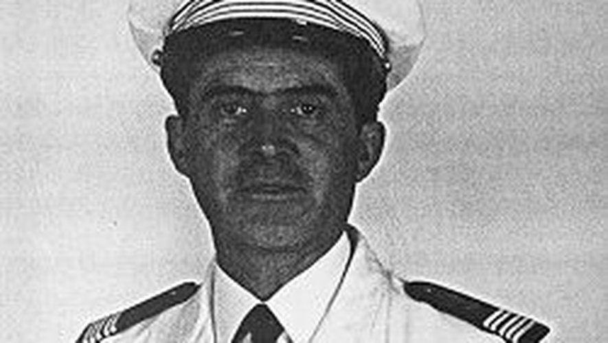 Le 5 février 1993, le capitaine de vaisseau Philippe Angles prend le commandement du bâtiment.