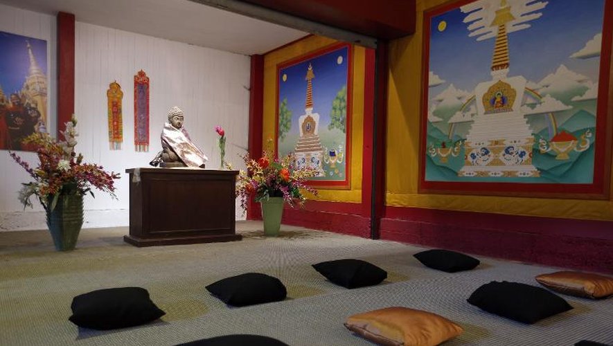 La salle de méditation dans la grande pagode du bois de Vincennes, le 29 mai 2015