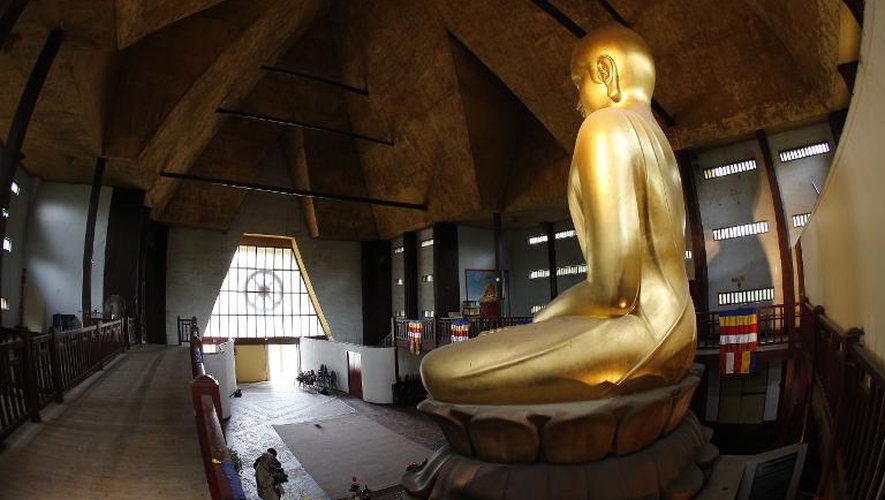 La statue dorée du Bouddha de la Grande Pagode du bois de Vincennes, le 29 mai 2015