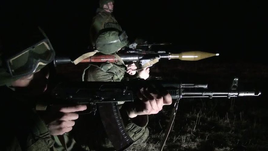 Capture d'une vidéo montrant des troupes russes en manoeuvres nocturnes à 150 km au sud de la ville russe de Rostov-on-Don le 13 mars 2014