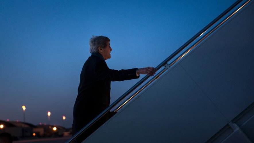 Le secrétaire d'Etat américain John Kerry embarque dans le Maryland le 13 mars 2014 pour Londres