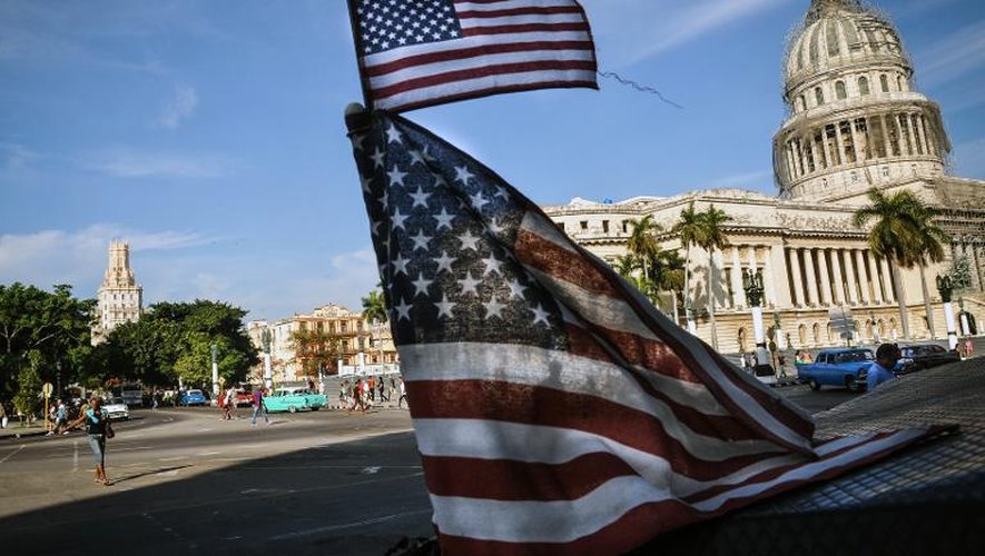 Des drapeaux américains flottent sur un "bici-taxi" près du Capitole à La Havane, le 23 janvier 2015