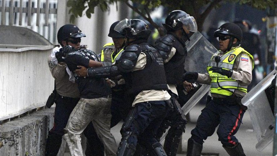 Un manifestant d'opposition arrêté à Caracas le 13 mars 2014