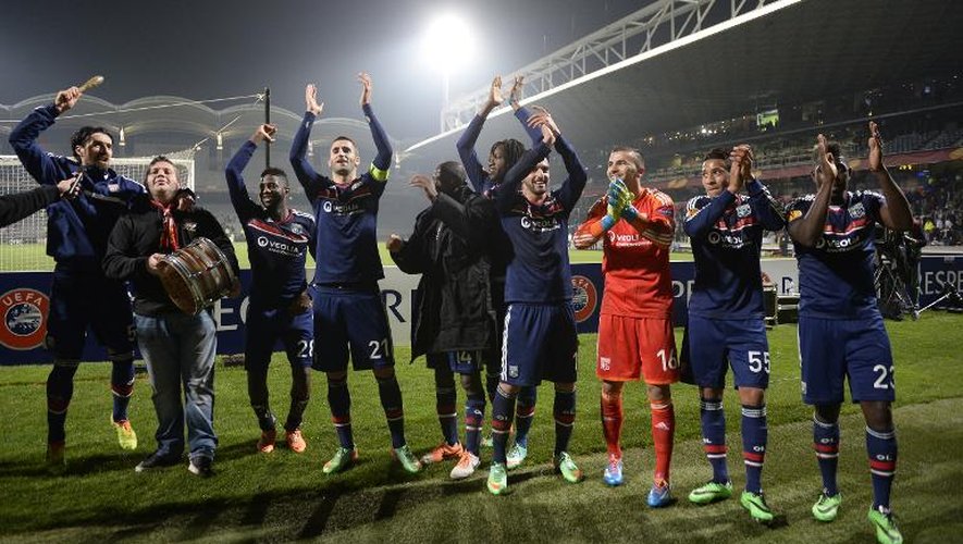 Les joueurs lyonnais saluent leurs supporteurs après une démonstration de force face au Viktoria Plzen, balayé le 13 mars 2014 au stade de Gerland