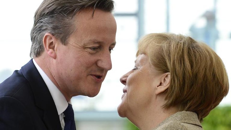 Angela Merkel (d) embrasse David Cameron (g) à son arrivée à la Chancellerie, le 29 mai 2015 à Berlin