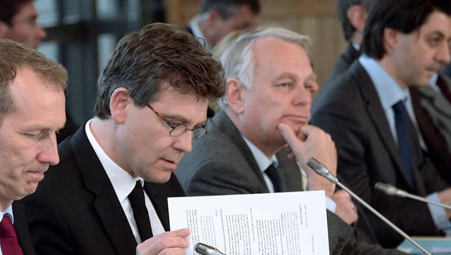 Le ministre du Redressement productif Arnaud Montebourg à côté du Premier ministre à Bercy, à Paris le 13 mars 2014