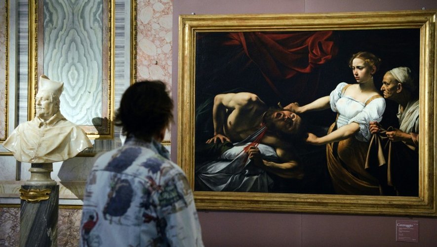 Une femme devant le tableau du peintre italien Le Caravage "Judith décapitant Holopherne" à Rome, le 30 septembre 2009