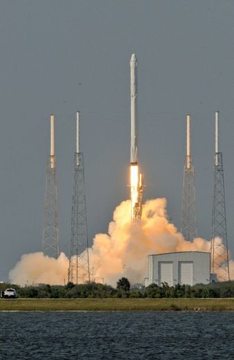 La fusée Falcon 9 de SpaceX au décollage le 8 avril 2016 à Cap Canaveral en Floride