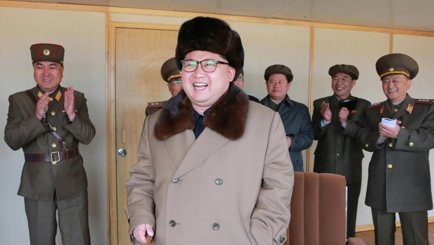 Photographie non datée transmise par l'agence de presse officielle nord-coréenne le 2 avril 2016 montrant le chef d'Etat Kim Jong-Un (c) inspectant un test de lancement d'un nouveau type de missile