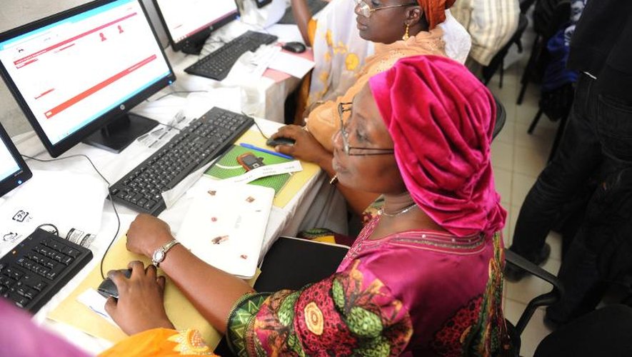Des sage-femmes en séance de formation à Thies au Sénégal, où le taux de mortalité maternelle, à 392 pour 100.000 naissances, reste trop élevé. En France, il s'élève à 10 pour 100.000.